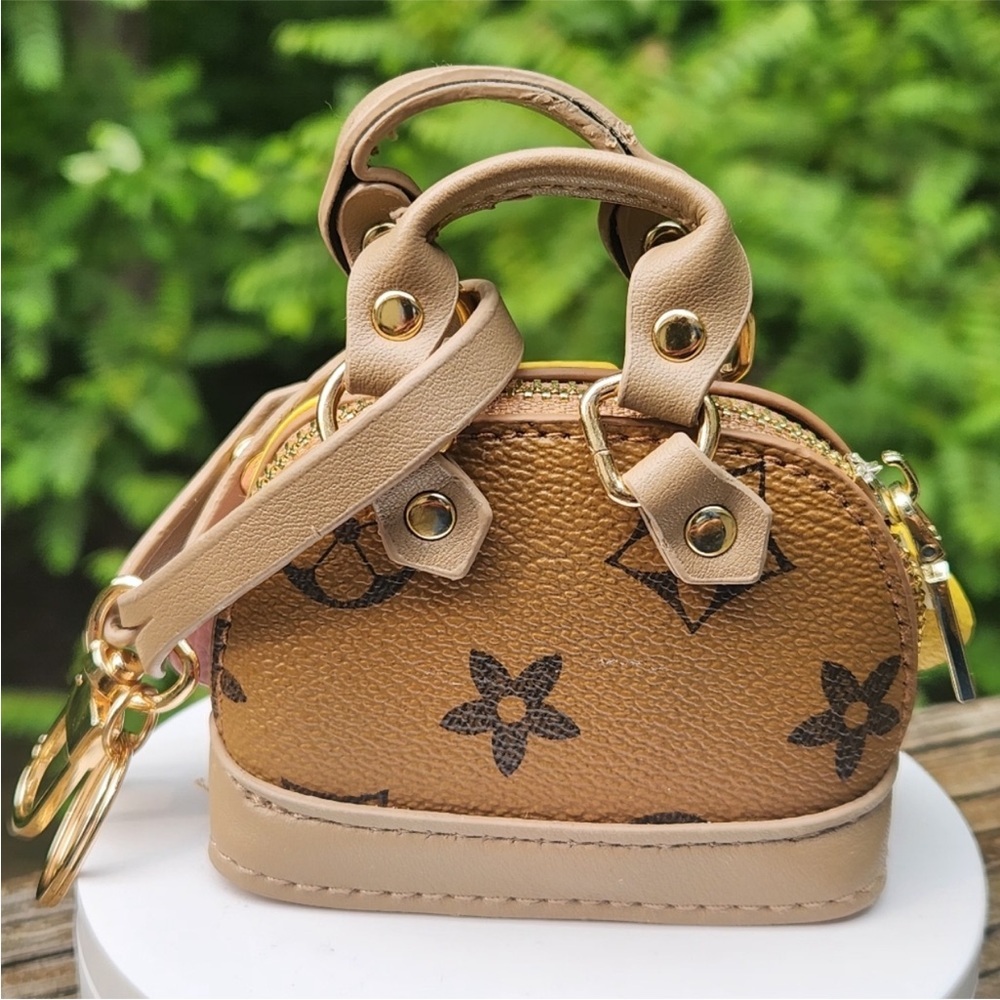 Puppy Wristlet / Bag Charm / Keychain And Gold Chain included Strap NWOT - Picture 2 of 7